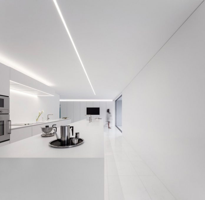 la-pinada-house-fran-silvestre-arquitectos-minimalist-contemporary-home-full-family-stories-covered-white-20