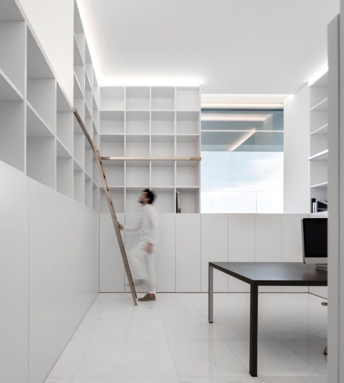 la-pinada-house-fran-silvestre-arquitectos-minimalist-contemporary-home-full-family-stories-covered-white-21