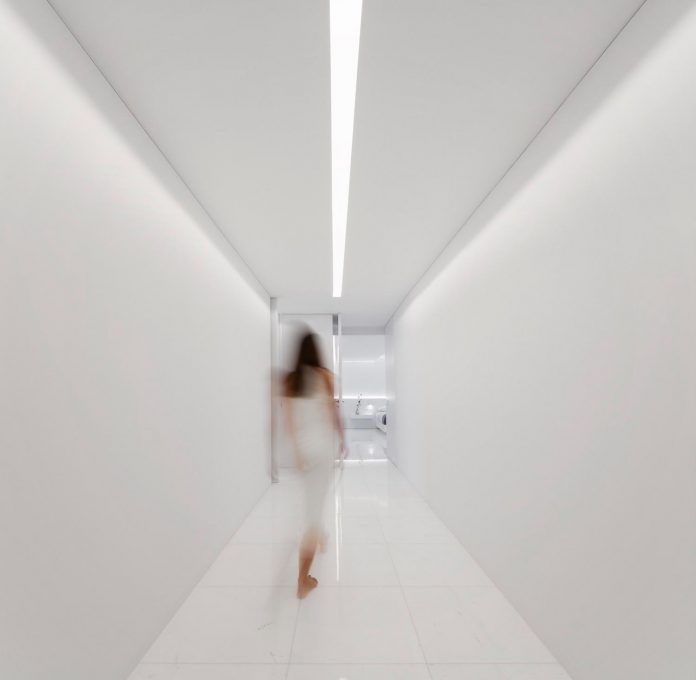 la-pinada-house-fran-silvestre-arquitectos-minimalist-contemporary-home-full-family-stories-covered-white-23