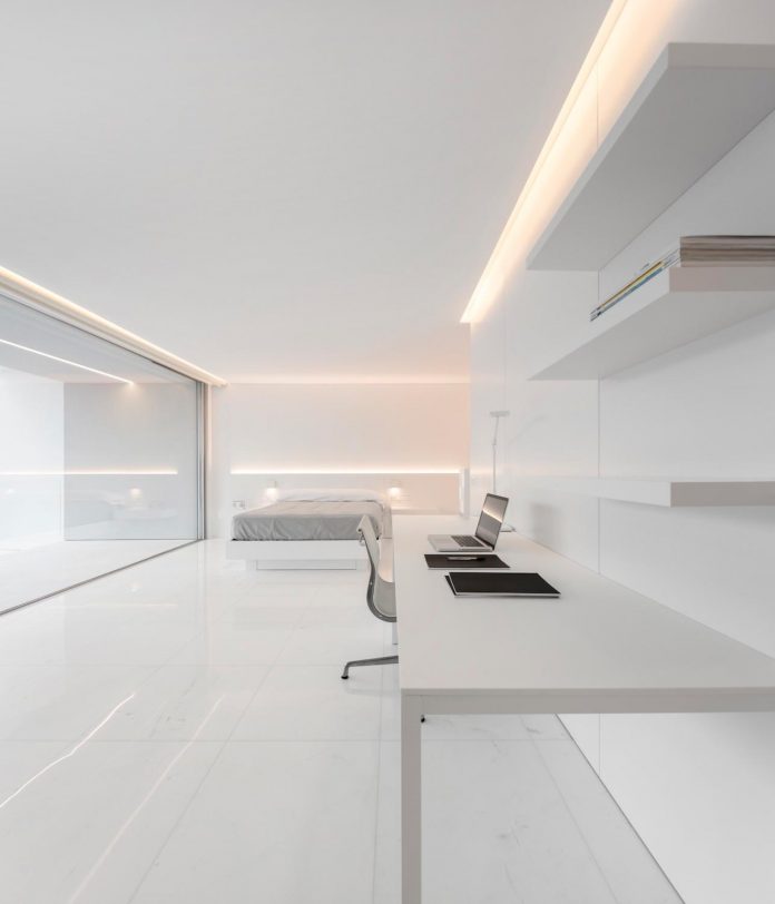 la-pinada-house-fran-silvestre-arquitectos-minimalist-contemporary-home-full-family-stories-covered-white-24