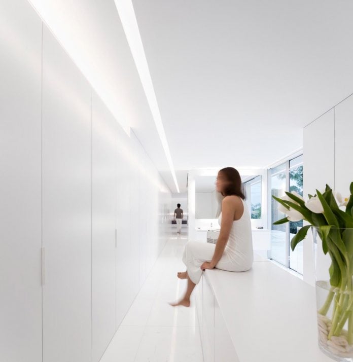 la-pinada-house-fran-silvestre-arquitectos-minimalist-contemporary-home-full-family-stories-covered-white-25