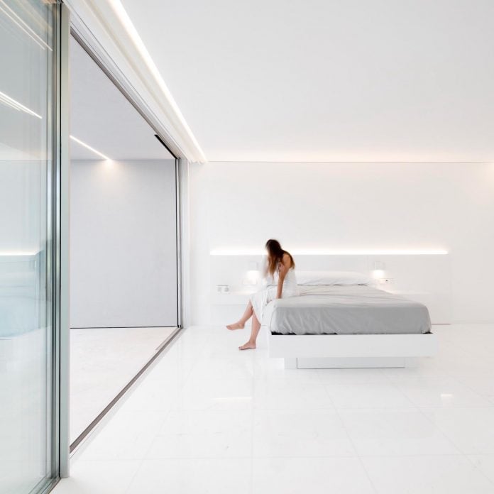 la-pinada-house-fran-silvestre-arquitectos-minimalist-contemporary-home-full-family-stories-covered-white-27