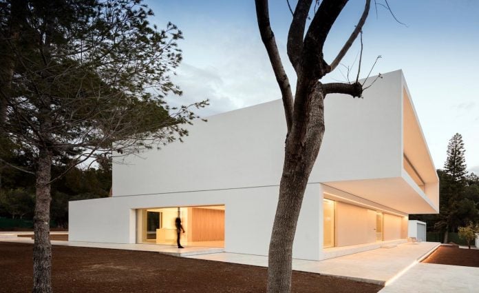 la-pinada-house-fran-silvestre-arquitectos-minimalist-contemporary-home-full-family-stories-covered-white-31