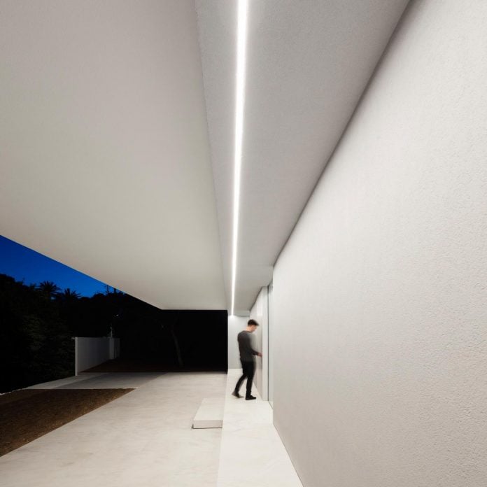 la-pinada-house-fran-silvestre-arquitectos-minimalist-contemporary-home-full-family-stories-covered-white-32