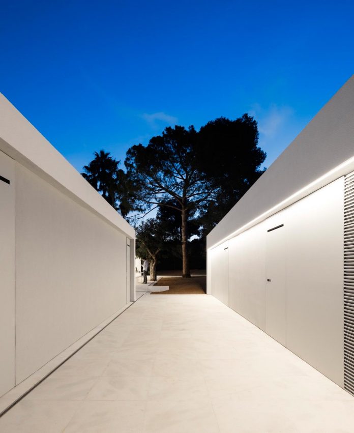la-pinada-house-fran-silvestre-arquitectos-minimalist-contemporary-home-full-family-stories-covered-white-33