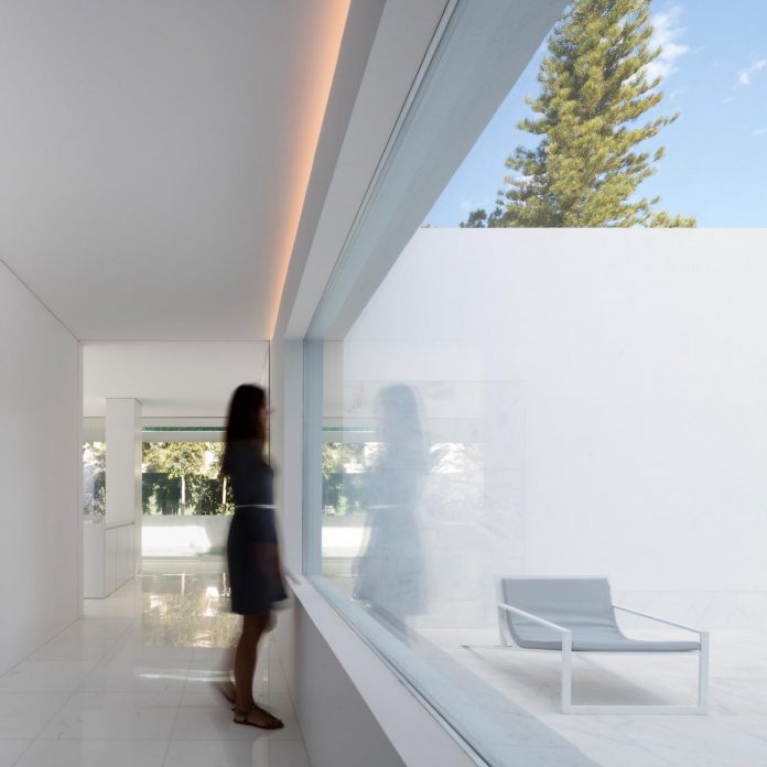la-pinada-house-fran-silvestre-arquitectos-minimalist-contemporary-home-full-family-stories-covered-white-36