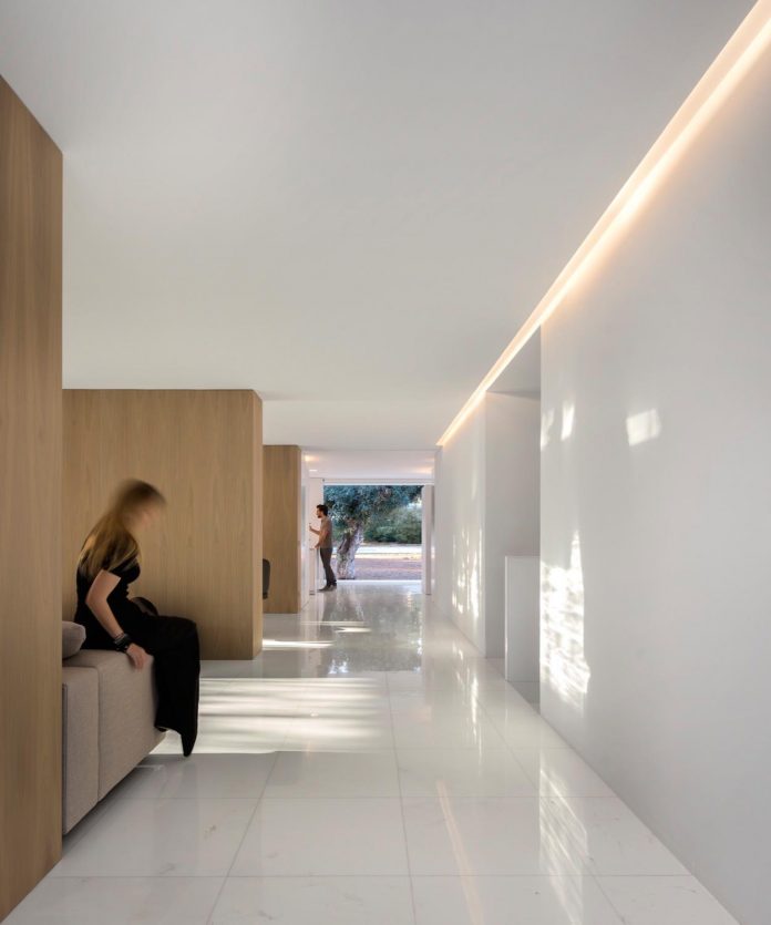 la-pinada-house-fran-silvestre-arquitectos-minimalist-contemporary-home-full-family-stories-covered-white-37