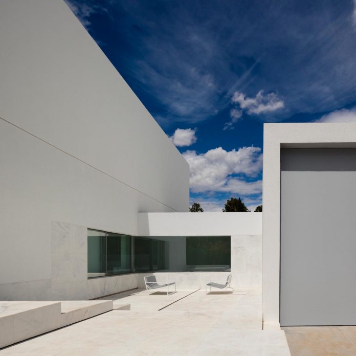 la-pinada-house-fran-silvestre-arquitectos-minimalist-contemporary-home-full-family-stories-covered-white-38