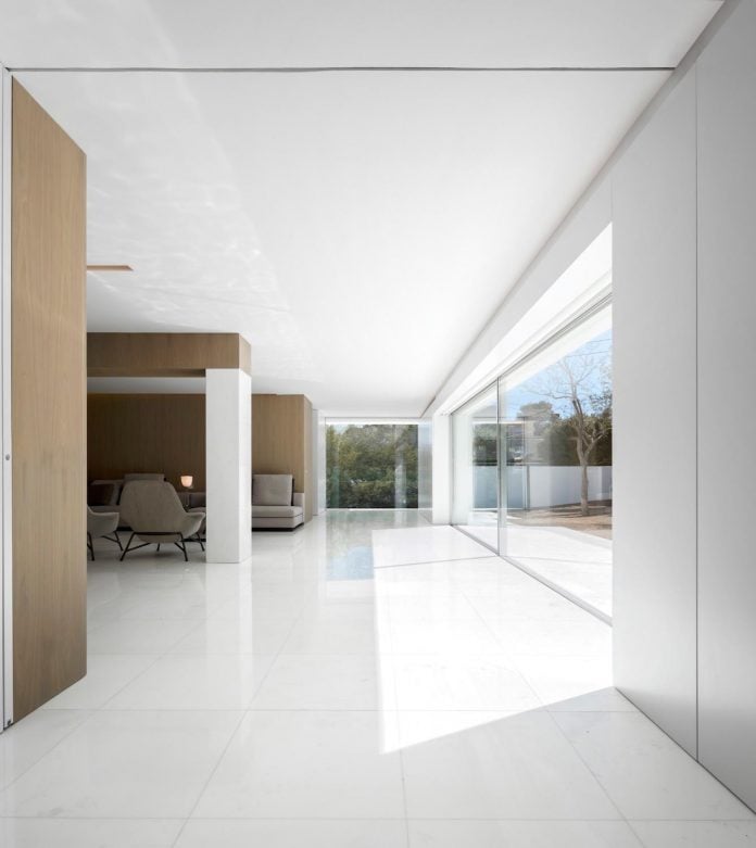 la-pinada-house-fran-silvestre-arquitectos-minimalist-contemporary-home-full-family-stories-covered-white-39