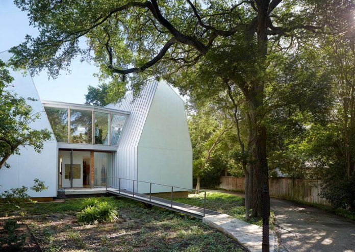 laman-residence-gruppo-architects-designed-retired-couple-set-dense-canopy-live-oak-cedar-elm-trees-01