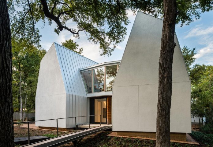 laman-residence-gruppo-architects-designed-retired-couple-set-dense-canopy-live-oak-cedar-elm-trees-02