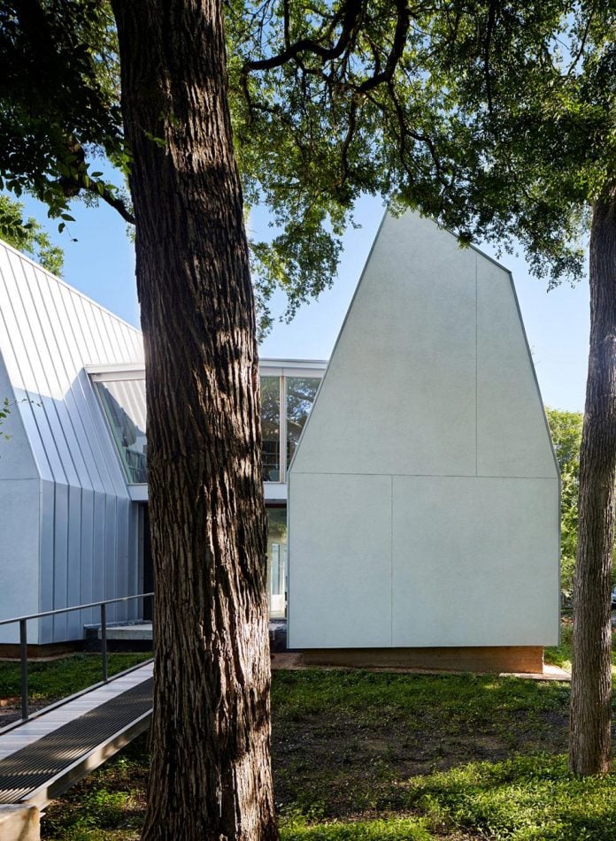 laman-residence-gruppo-architects-designed-retired-couple-set-dense-canopy-live-oak-cedar-elm-trees-03