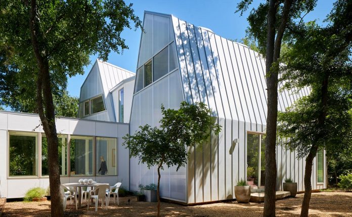 laman-residence-gruppo-architects-designed-retired-couple-set-dense-canopy-live-oak-cedar-elm-trees-04