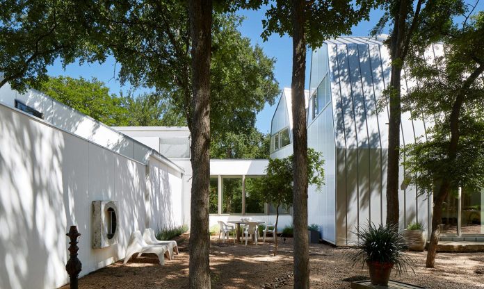 laman-residence-gruppo-architects-designed-retired-couple-set-dense-canopy-live-oak-cedar-elm-trees-05