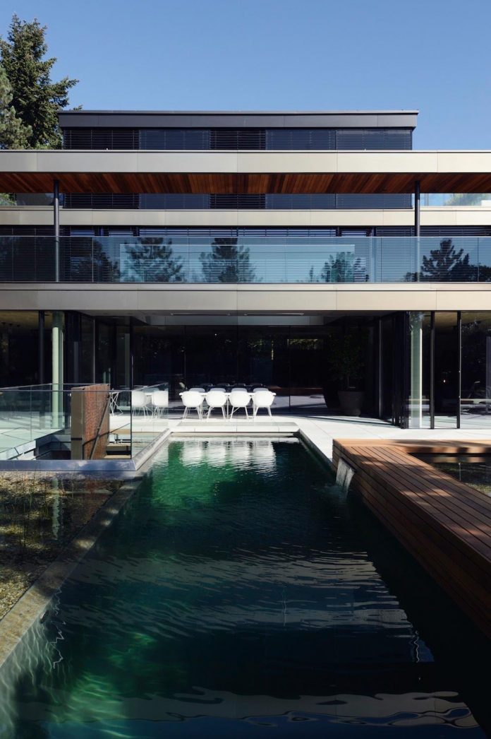 modernistic-design-fully-glazed-seemingly-windowless-villa-01