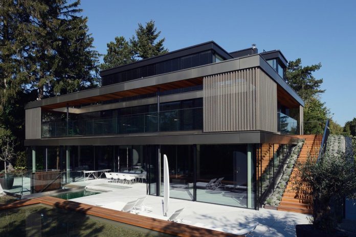 modernistic-design-fully-glazed-seemingly-windowless-villa-02