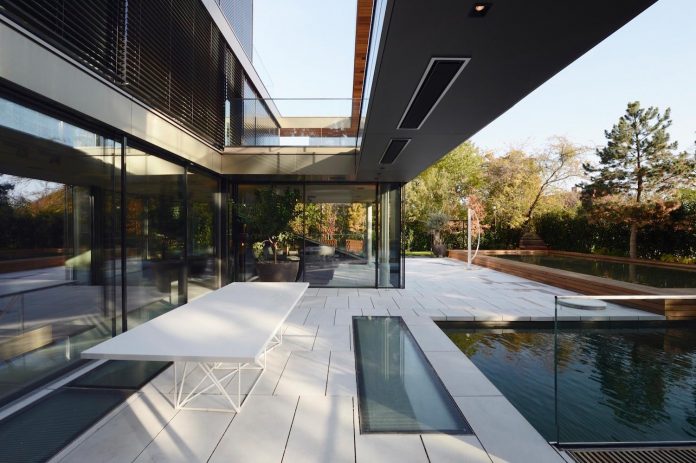 modernistic-design-fully-glazed-seemingly-windowless-villa-03