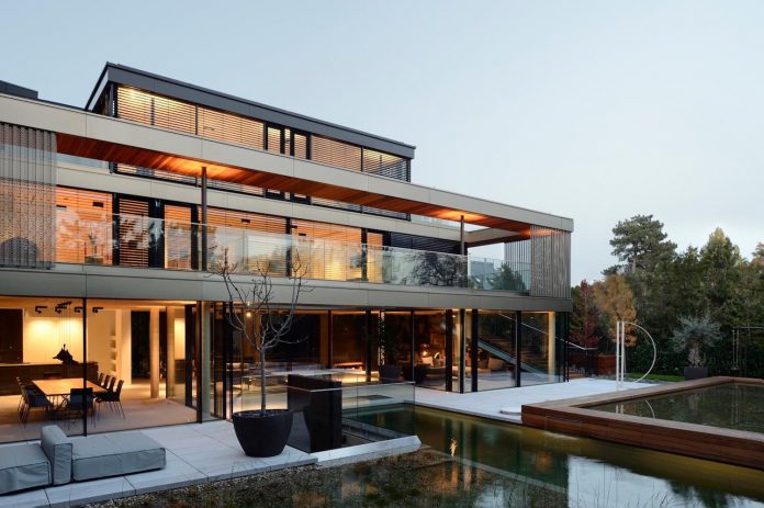 modernistic-design-fully-glazed-seemingly-windowless-villa-04