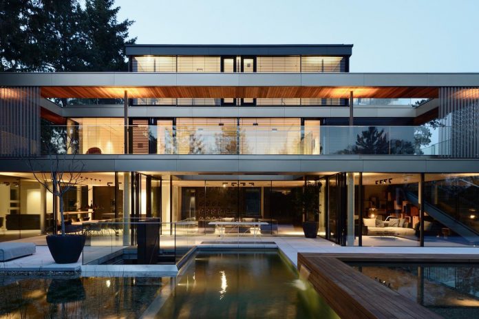 modernistic-design-fully-glazed-seemingly-windowless-villa-05