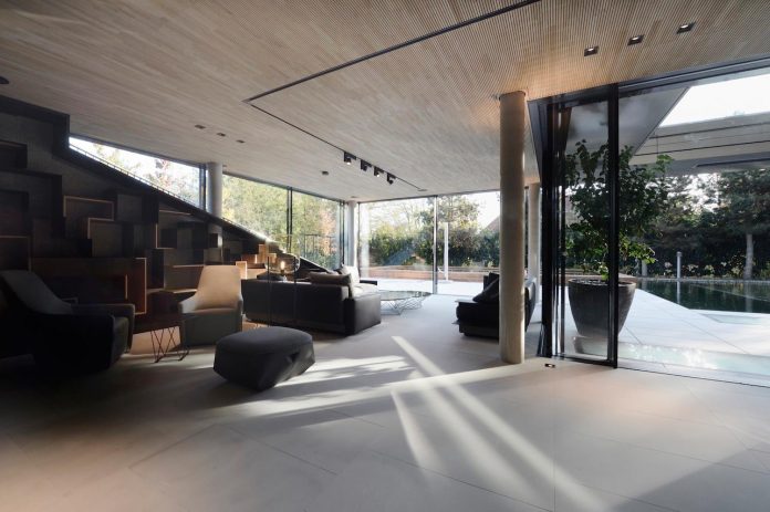 modernistic-design-fully-glazed-seemingly-windowless-villa-10