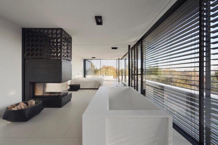 modernistic-design-fully-glazed-seemingly-windowless-villa-13