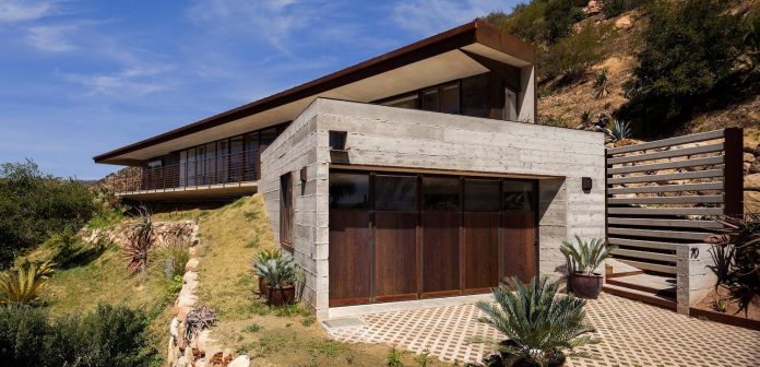 raw-corten-steel-concrete-exterior-dress-crossing-wall-house-sited-santa-ynez-mountains-meet-pacific-ocean-01