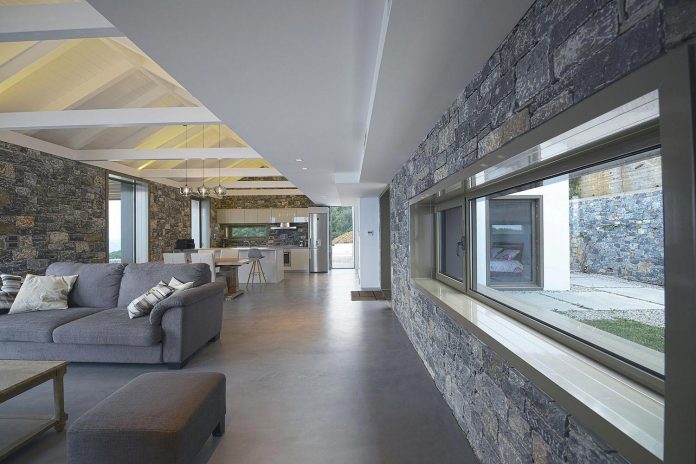 sea-view-villa-pera-melana-greece-use-various-materials-alteration-design-13