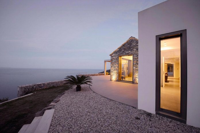 sea-view-villa-pera-melana-greece-use-various-materials-alteration-design-18