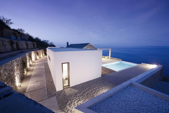 sea-view-villa-pera-melana-greece-use-various-materials-alteration-design-22