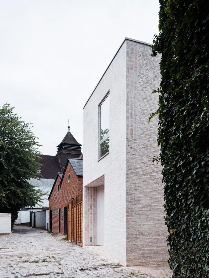68-square-metre-compact-2-bedroom-mews-house-enclosed-courtyard-11-square-metres-highgate-01