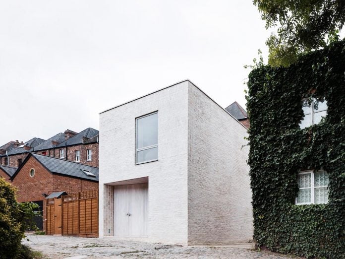 68-square-metre-compact-2-bedroom-mews-house-enclosed-courtyard-11-square-metres-highgate-02