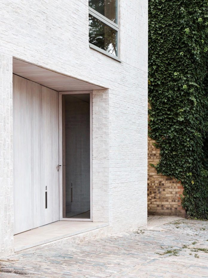 68-square-metre-compact-2-bedroom-mews-house-enclosed-courtyard-11-square-metres-highgate-03