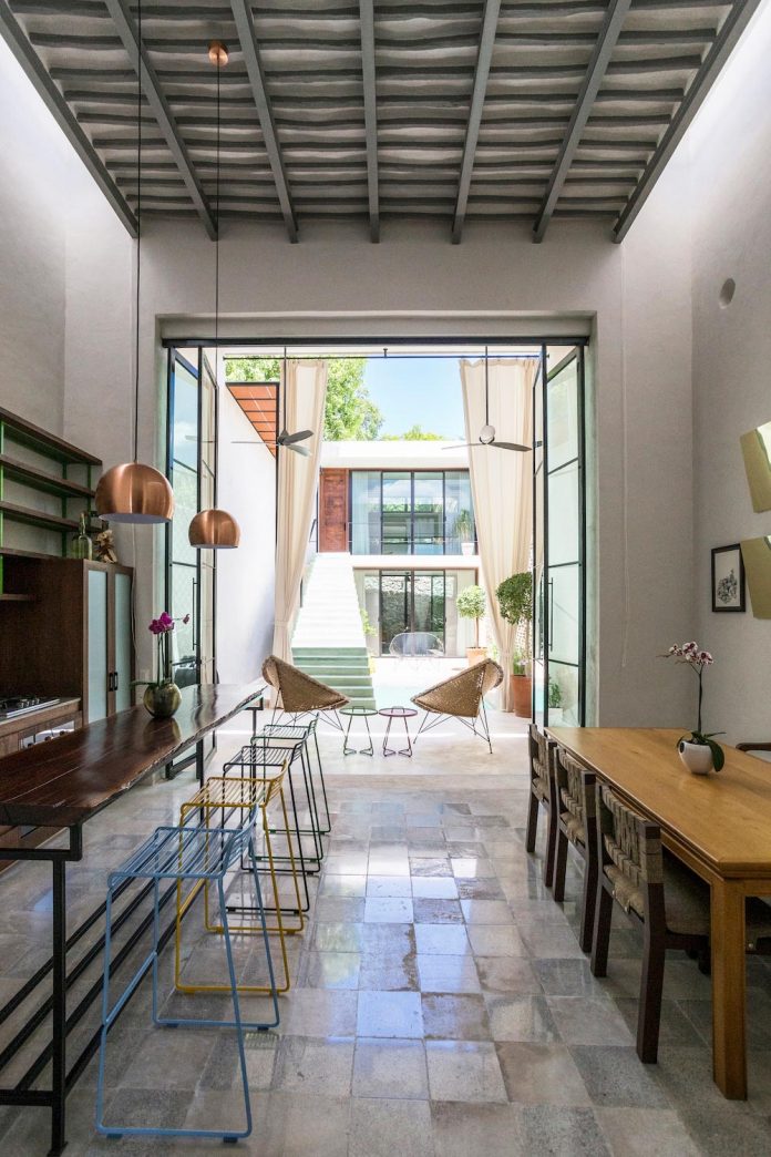 casa-del-limonero-house-two-floors-divided-two-central-courtyard-01