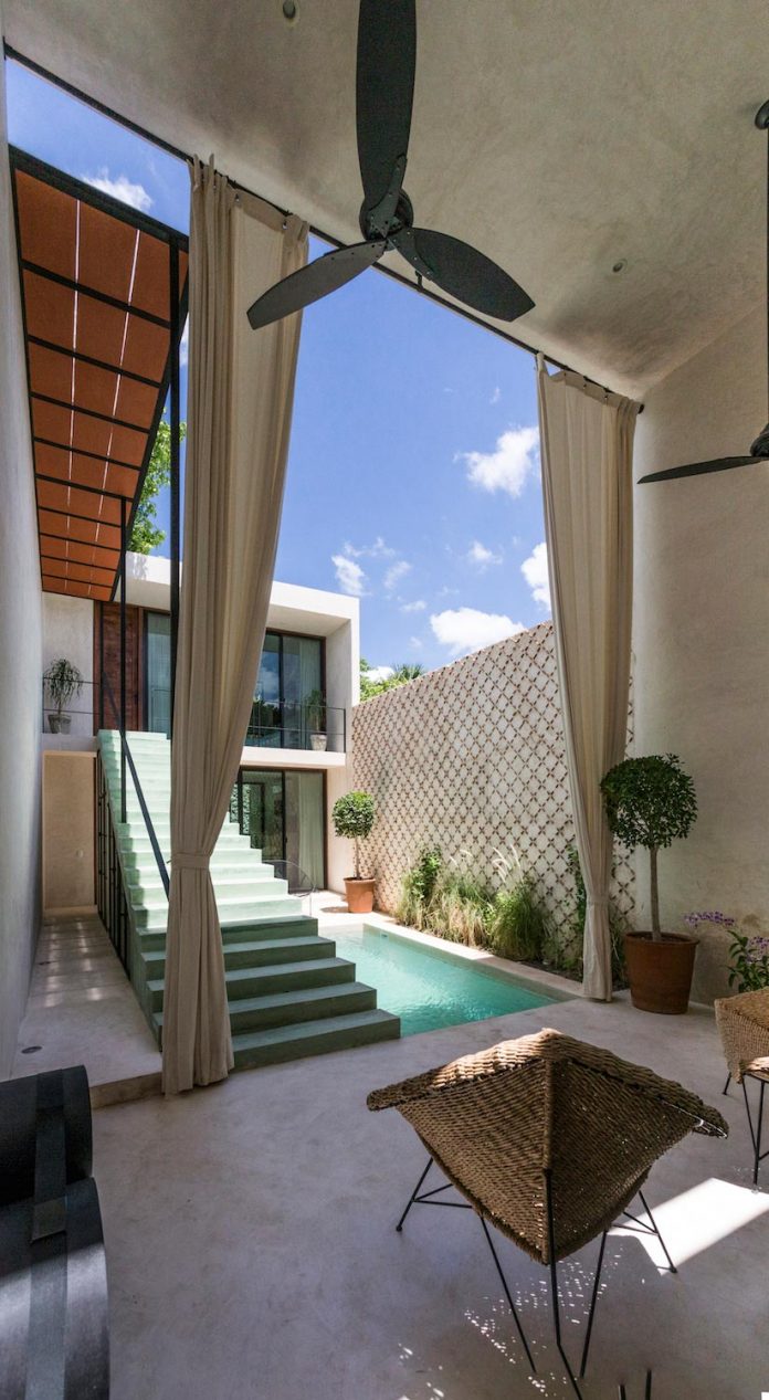 casa-del-limonero-house-two-floors-divided-two-central-courtyard-04