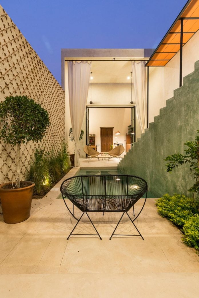 casa-del-limonero-house-two-floors-divided-two-central-courtyard-17