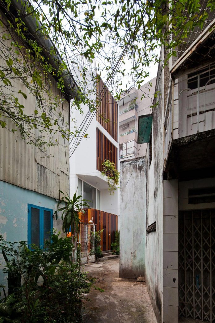 colorful-small-town-house-irregular-shape-situated-central-district-ho-chi-minh-city-02