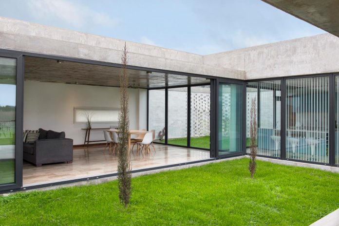 concrete-home-flexible-enough-adapt-future-allowing-modify-distribution-even-adding-new-bedrooms-04