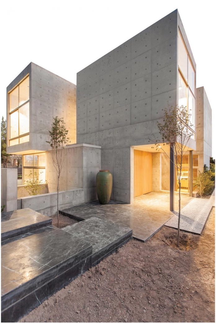 concrete-modern-home-sunken-courtyard-remain-protected-unseen-01