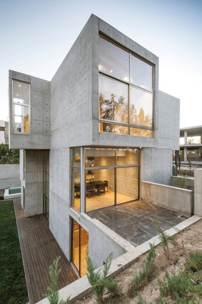 concrete-modern-home-sunken-courtyard-remain-protected-unseen-02