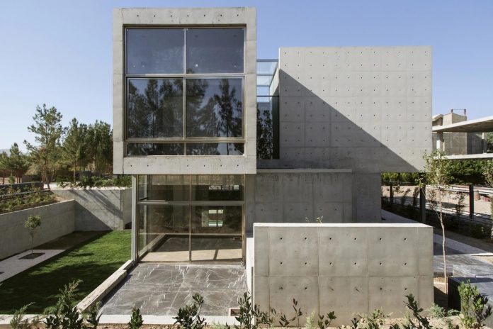 concrete-modern-home-sunken-courtyard-remain-protected-unseen-03