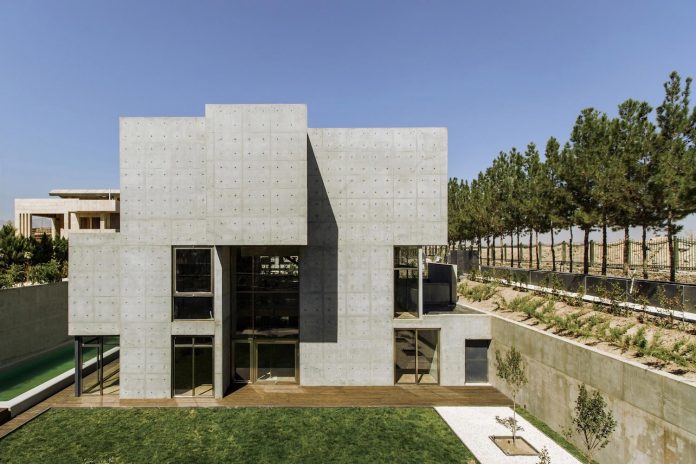 concrete-modern-home-sunken-courtyard-remain-protected-unseen-04