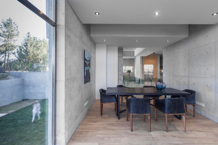 concrete-modern-home-sunken-courtyard-remain-protected-unseen-11