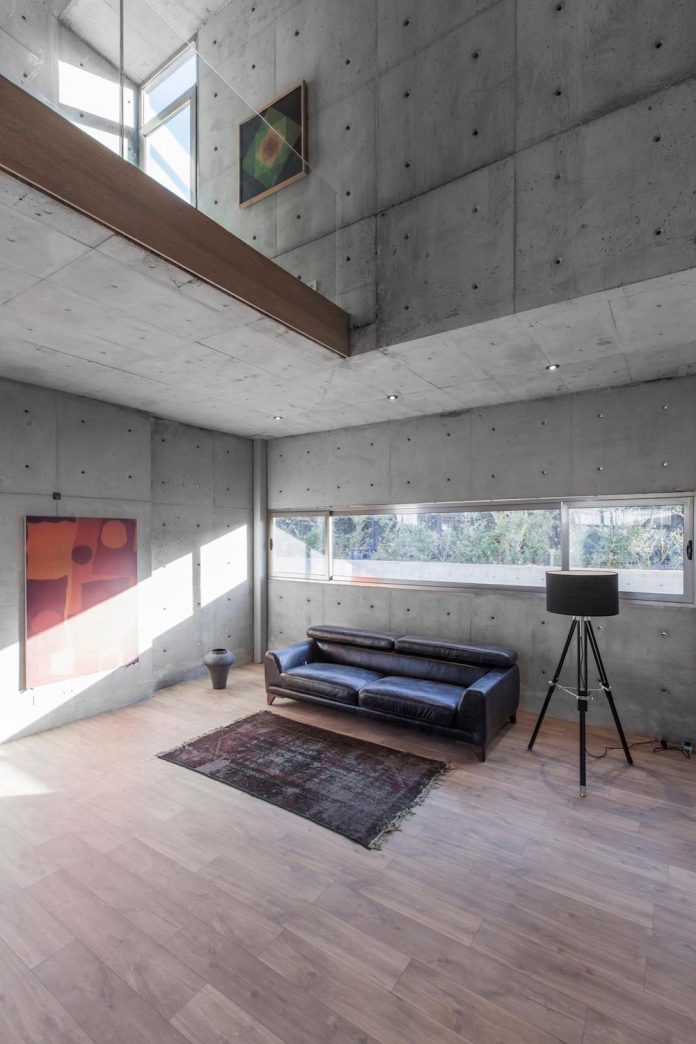 concrete-modern-home-sunken-courtyard-remain-protected-unseen-12