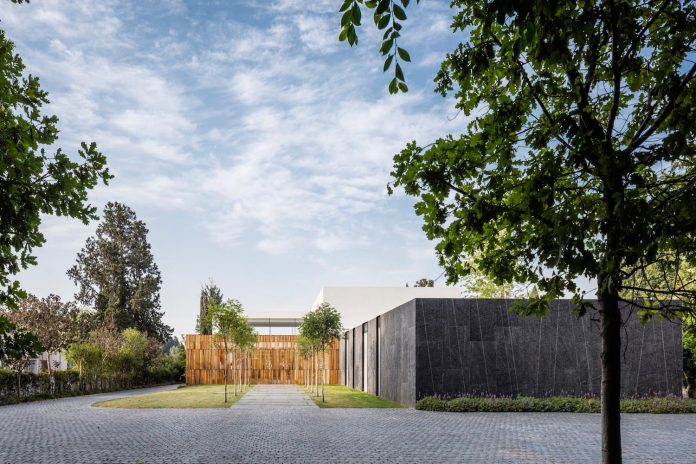 contemporary-open-light-filled-simple-minimalist-space-f-house-01