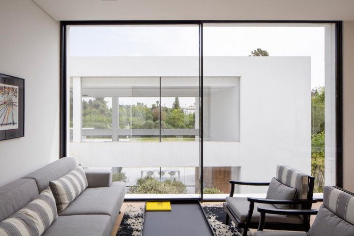 contemporary-open-light-filled-simple-minimalist-space-f-house-28