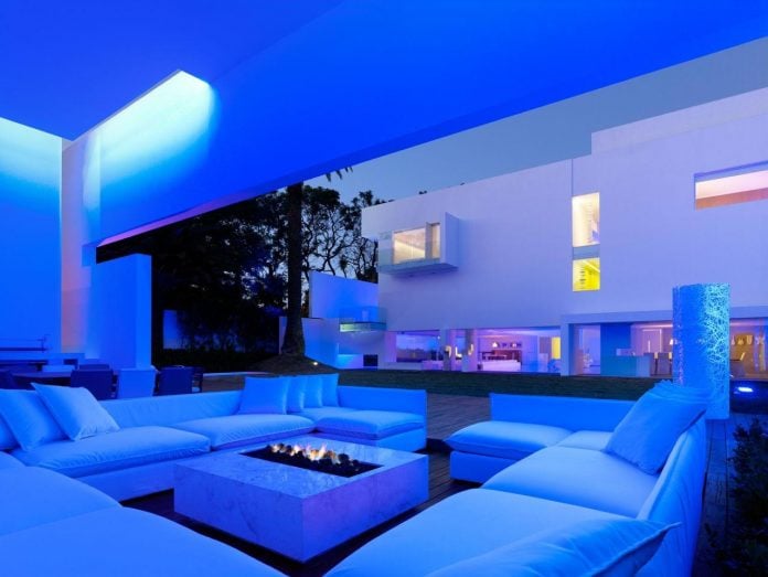 contemporary-white-la-palma-residence-uses-sunlight-generate-sensations-01