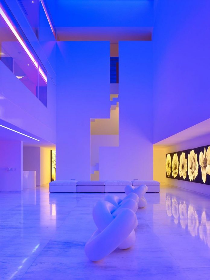 contemporary-white-la-palma-residence-uses-sunlight-generate-sensations-02