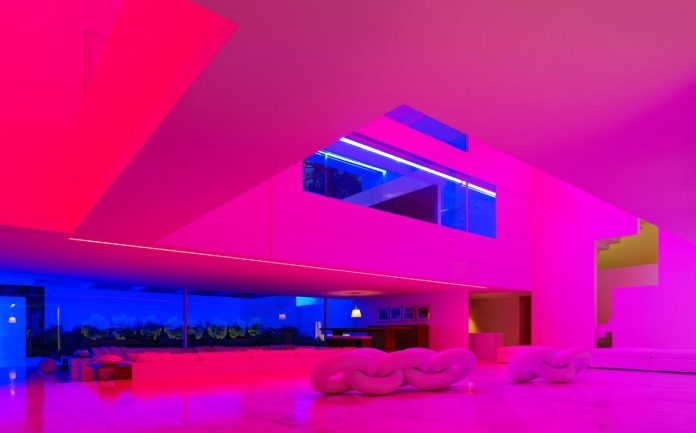 contemporary-white-la-palma-residence-uses-sunlight-generate-sensations-10