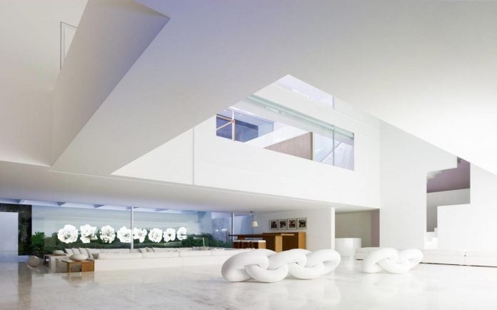 contemporary-white-la-palma-residence-uses-sunlight-generate-sensations-11
