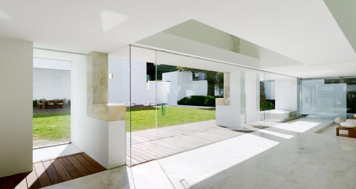 contemporary-white-la-palma-residence-uses-sunlight-generate-sensations-16